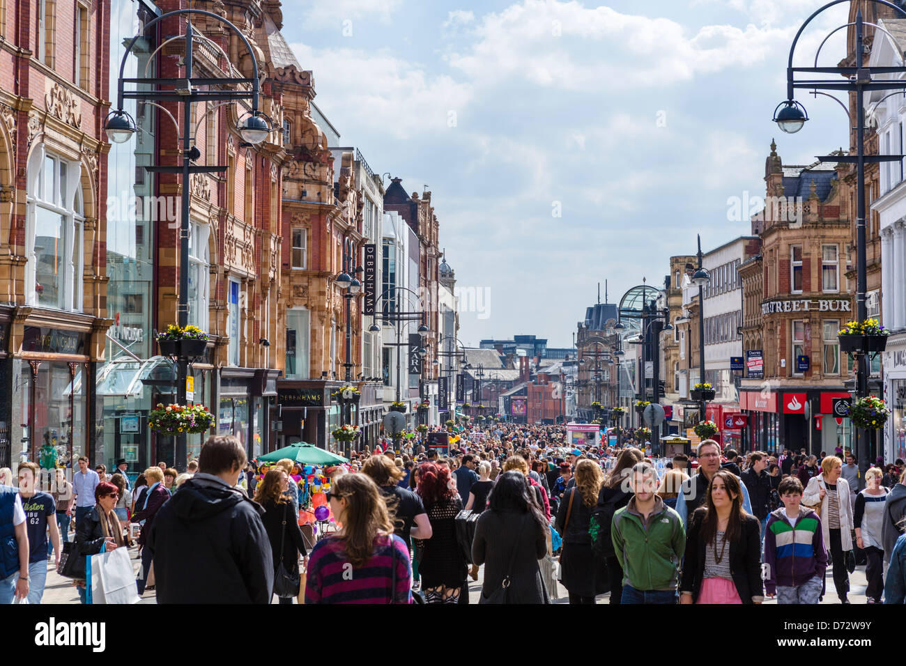 Affollata strada commerciale su una mattina di sabato, BRIGGATE, Leeds, West Yorkshire, Regno Unito Foto Stock