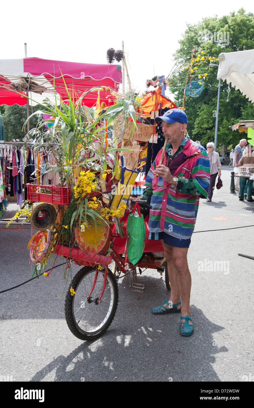 Apt, Francia, visitatori presso un mercato completamente con bepacktem bike Foto Stock