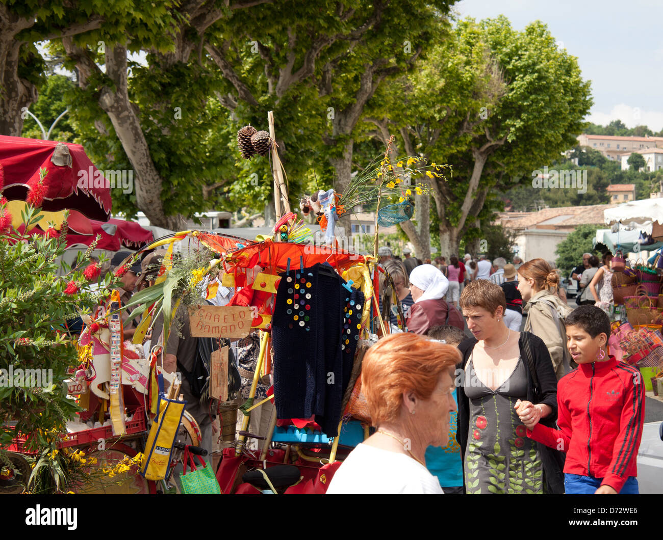 Apt, Francia, visitatori presso un mercato Foto Stock