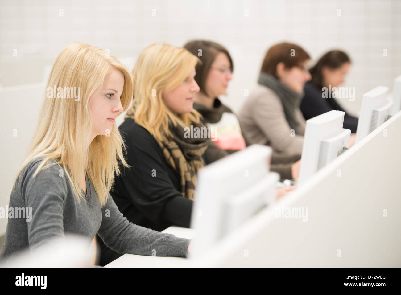 Giovani donne che lavorano con i personal computer in ufficio o in università Foto Stock