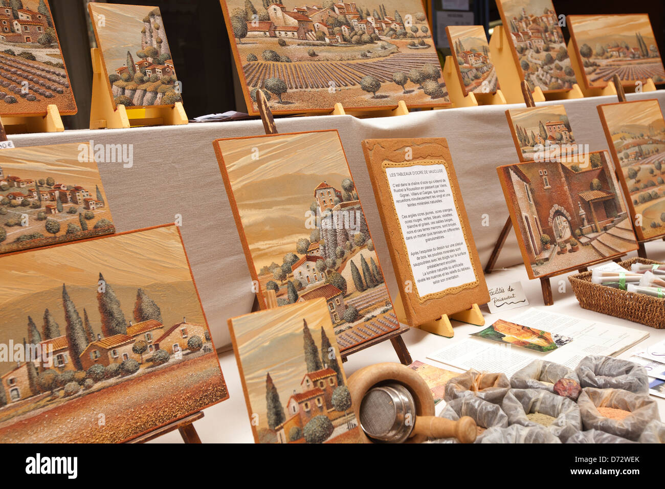 Apt, Francia, ocra-immagini colorate in una fase di stallo in un mercato Foto Stock