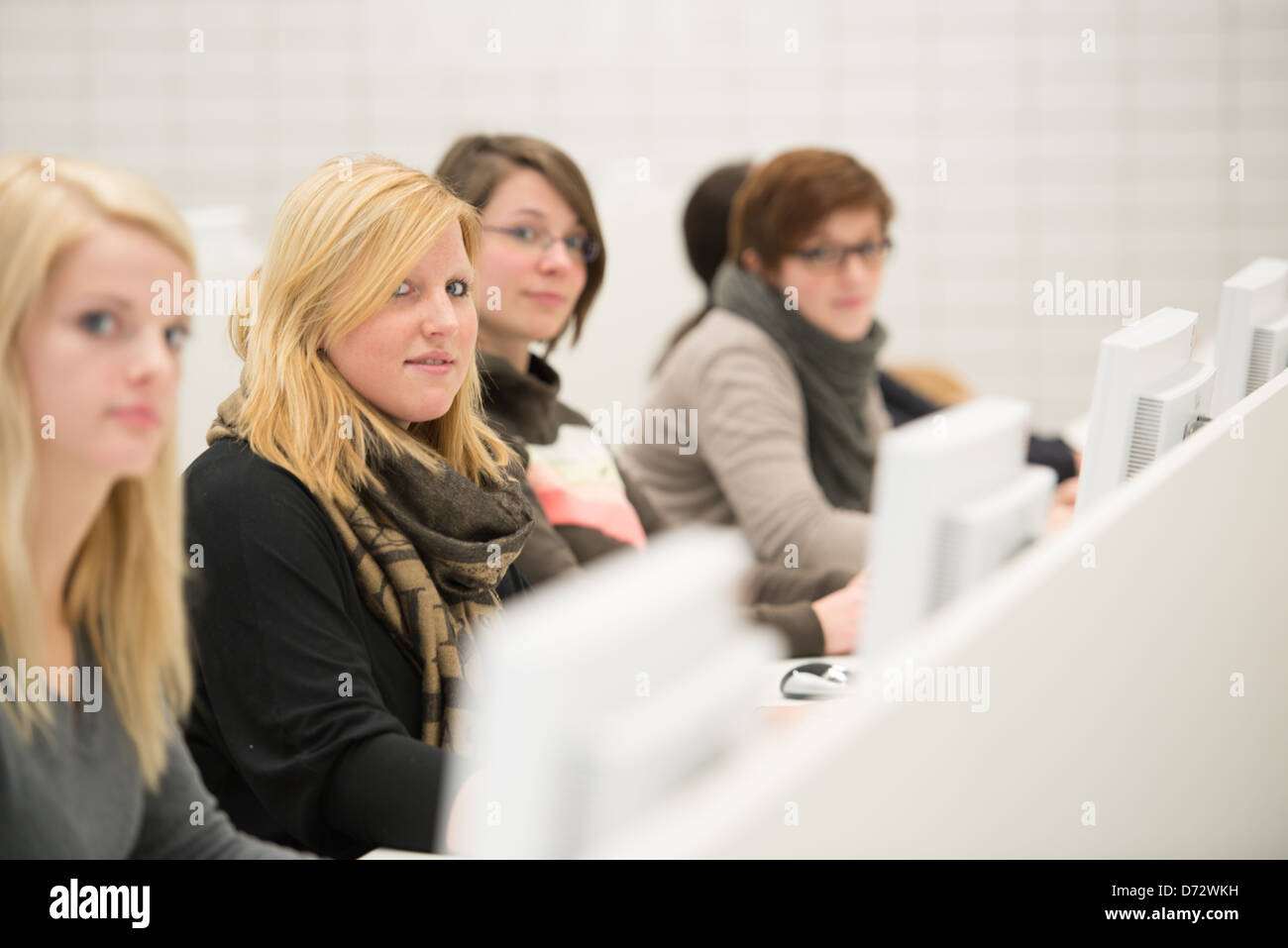 Giovani donne che lavorano con i personal computer in ufficio o in università Foto Stock