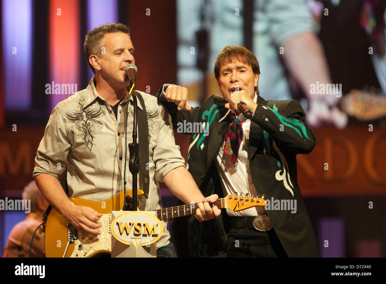 Cliff Richard suona con il chitarrista Steve Mandile al Grand Ole Opry, Nashville Tennessee, USA Foto Stock