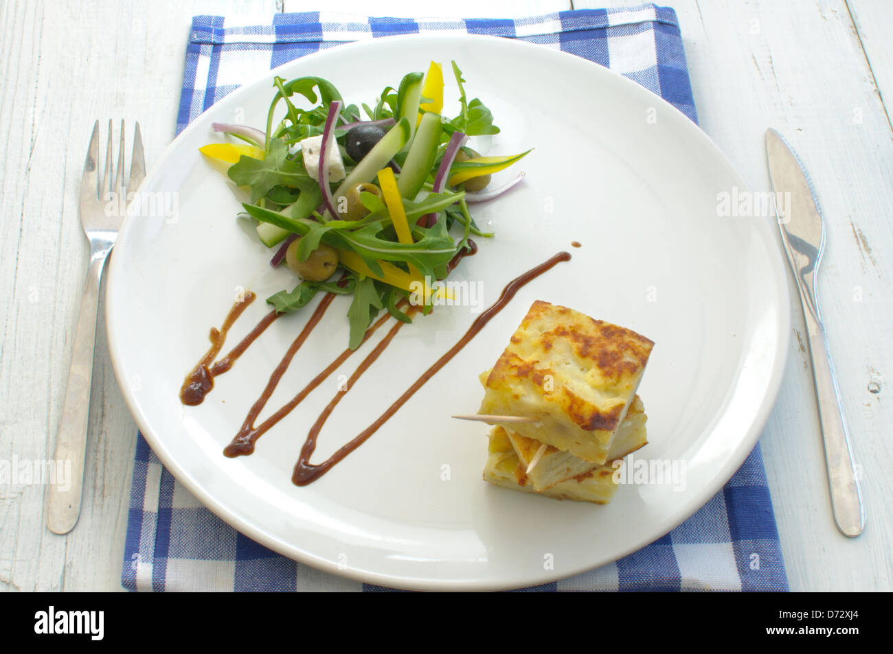 Lo spagnolo frittata di patate con insalata Foto Stock