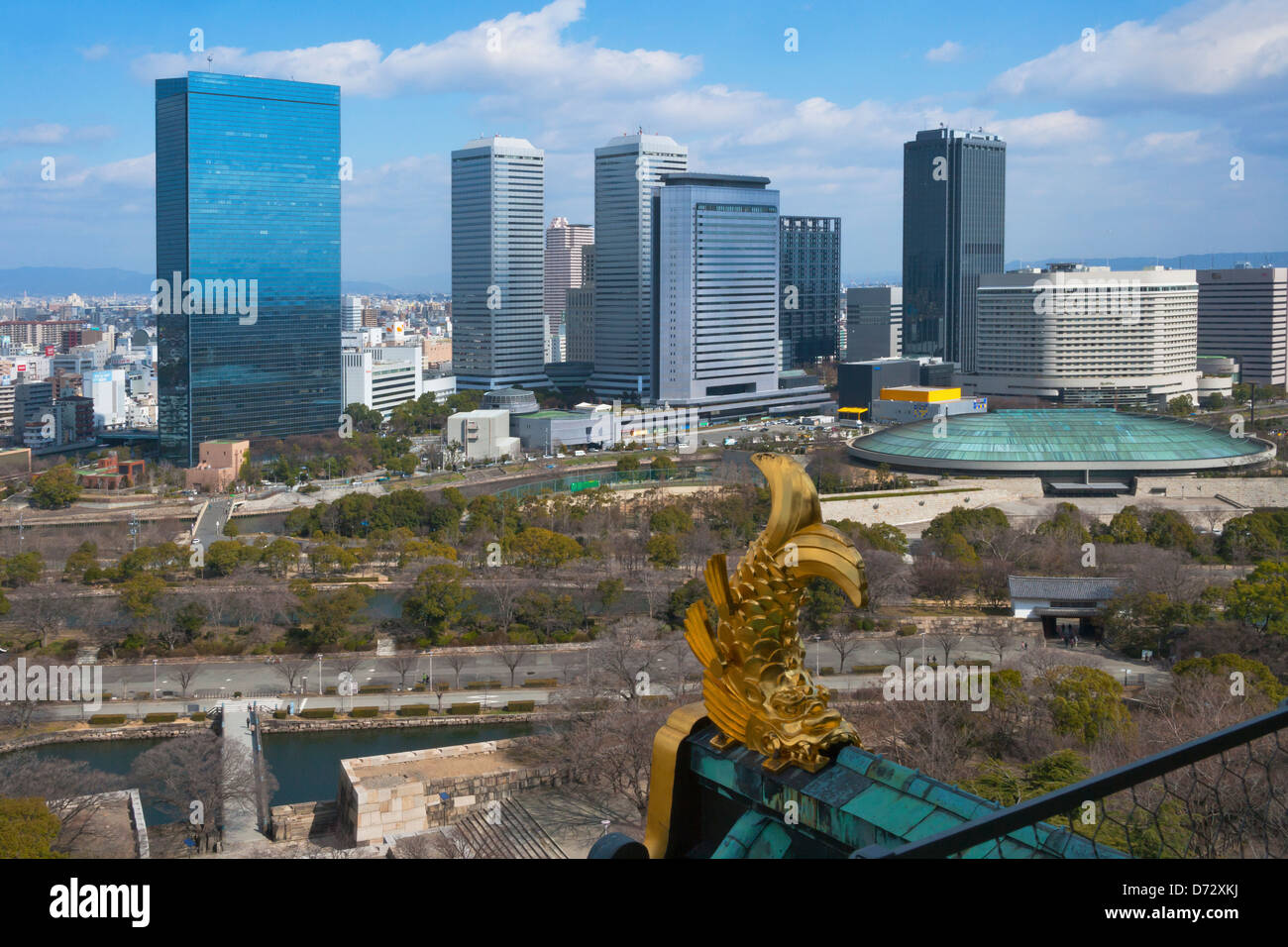 Il tetto del castello di Osaka con alto e moderno nel centro cittadino di Osaka, Giappone Foto Stock