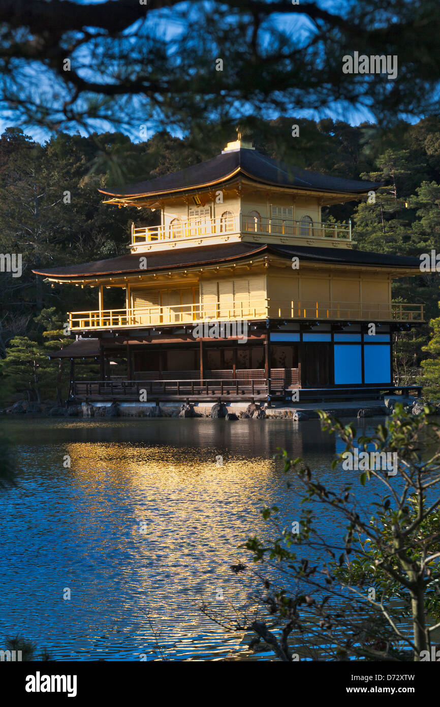 Il padiglione dorato con la riflessione in acqua in Rokuon-ji, Kyoto, Giappone Foto Stock