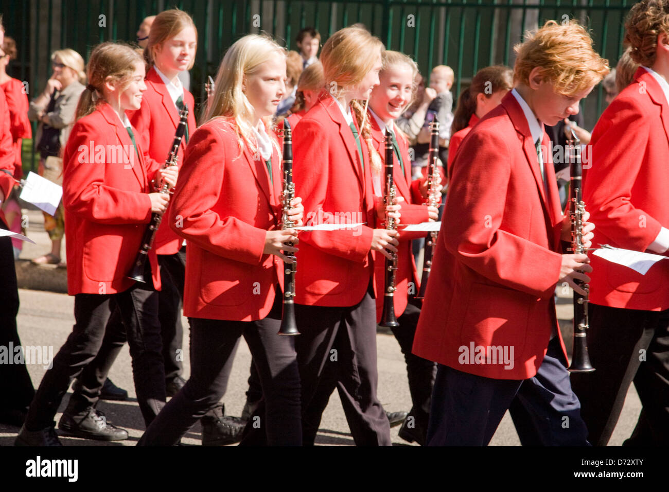 I membri di barrenjoey high school marching band in anzac parade,avalon,sydney Foto Stock