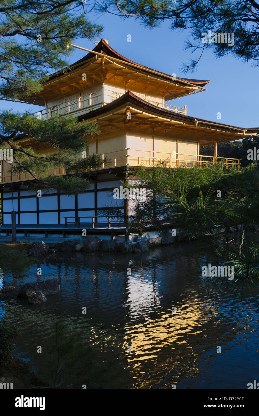 Il padiglione dorato con la riflessione in acqua, Rokuon-ji, Kyoto, Giappone Foto Stock