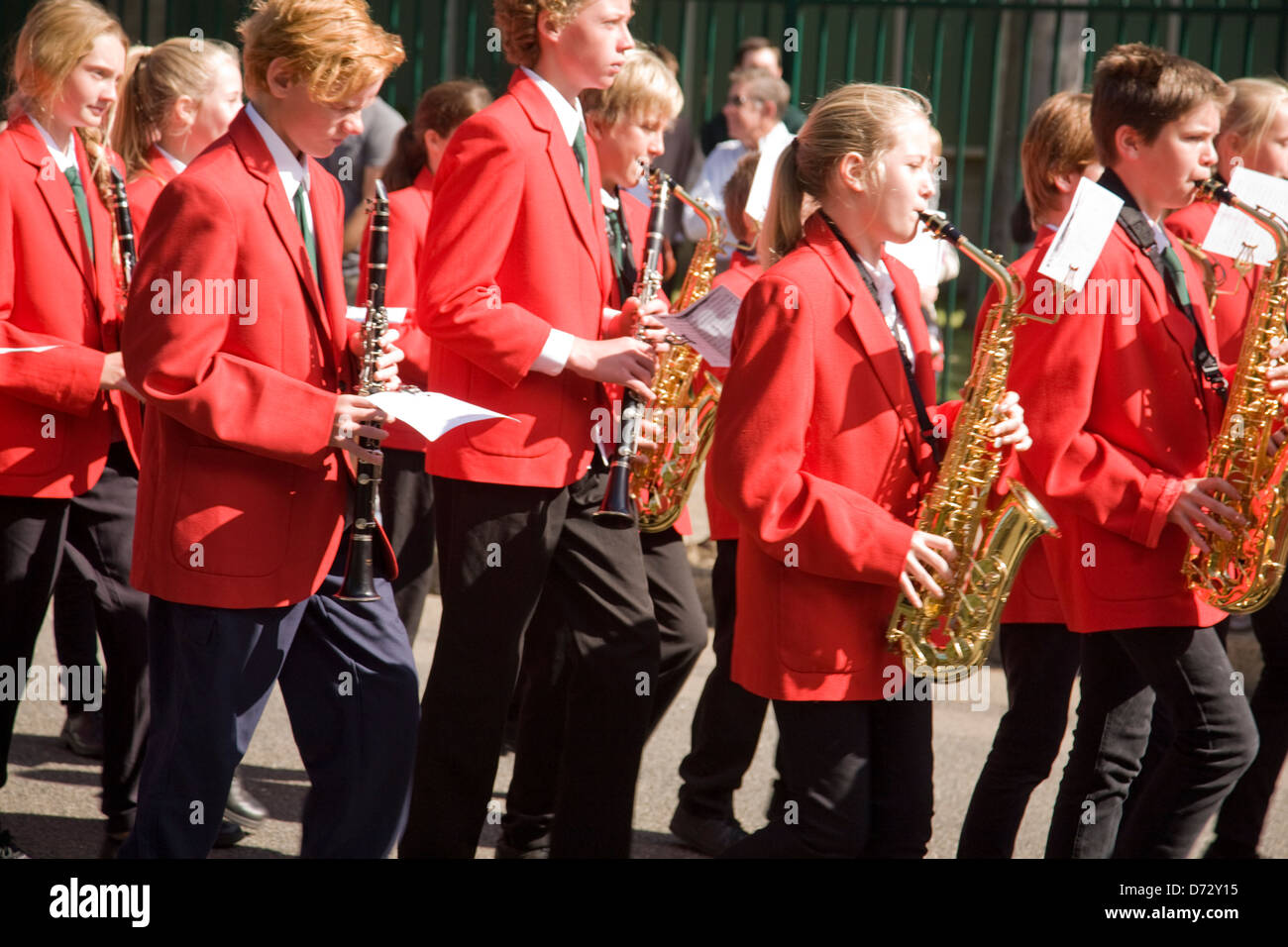 I membri di barrenjoey high school marching band in anzac parade,avalon,sydney Foto Stock