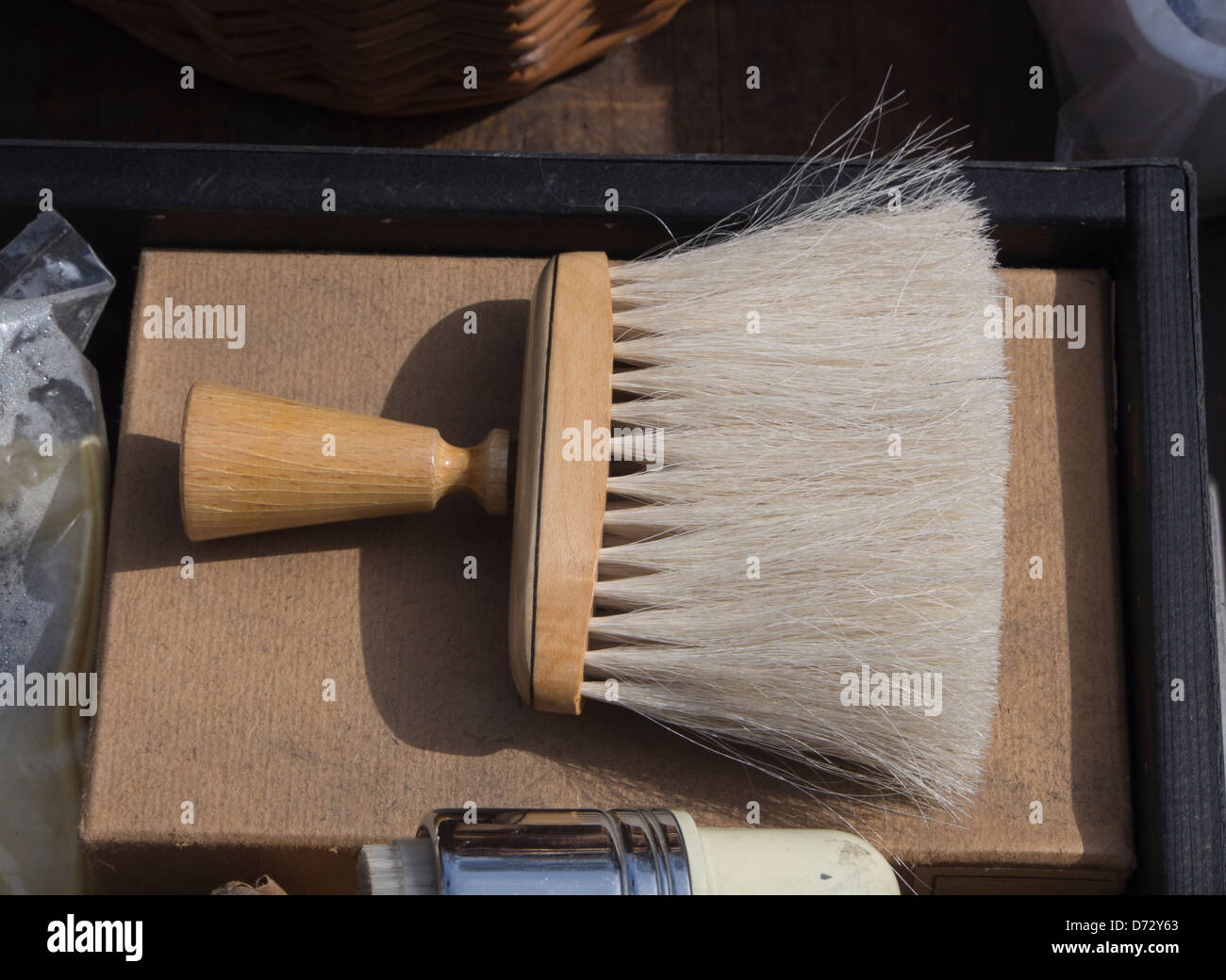 Clothesbrush sul display in caso di un mercato delle pulci in Grunerlokka Oslo Norvegia Foto Stock
