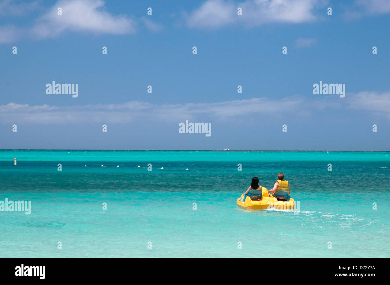 Pedalboating sulla Grace Bay in Providenciales, Turks e Caicos Foto Stock