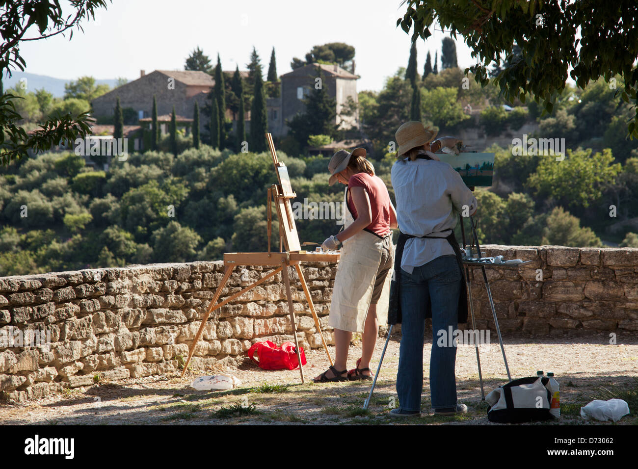 Gordes, Francia, donne tenere la pittoresca vista di Gordes in dipinti saldamente Foto Stock