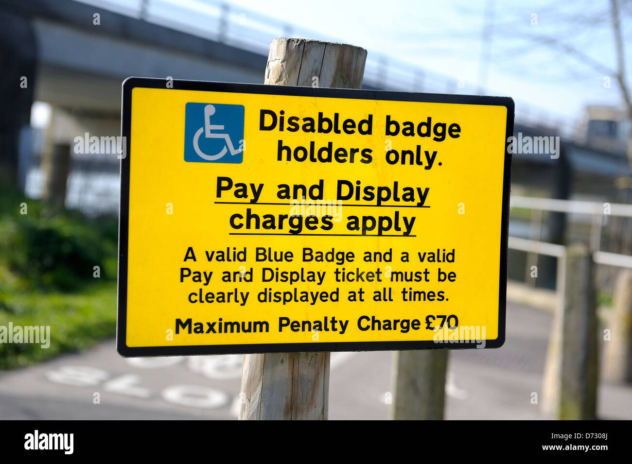 Badge disabili titolari solo pagare e segno di visualizzazione England Regno Unito Foto Stock