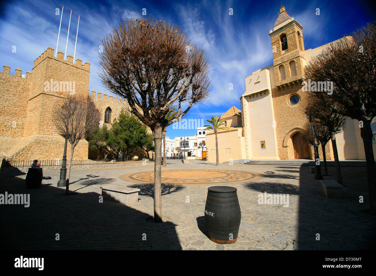 Sonnolenta piccola città di Rota, vicino Cadice, in Spagna - ciottoli Plaza Mayor e la chiesa. Foto Stock