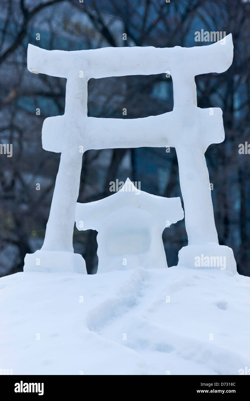 Scultura di neve di Torii Gate, Sapporo Snow Festival, Sapporo, Hokkaido, Giappone Foto Stock