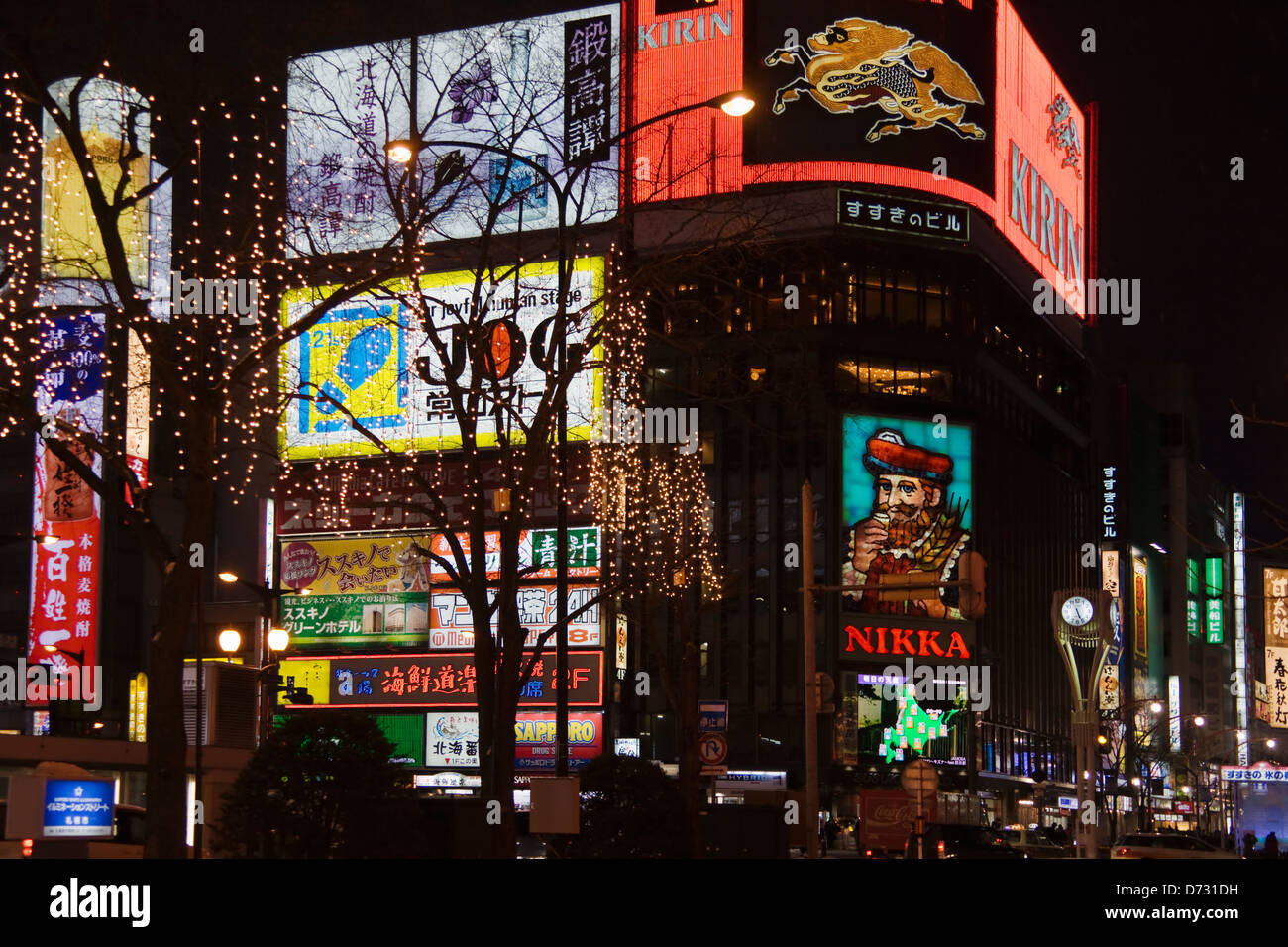 Vista notturna della trafficata strada dello shopping, Sapporo, Hokkaido, Giappone Foto Stock