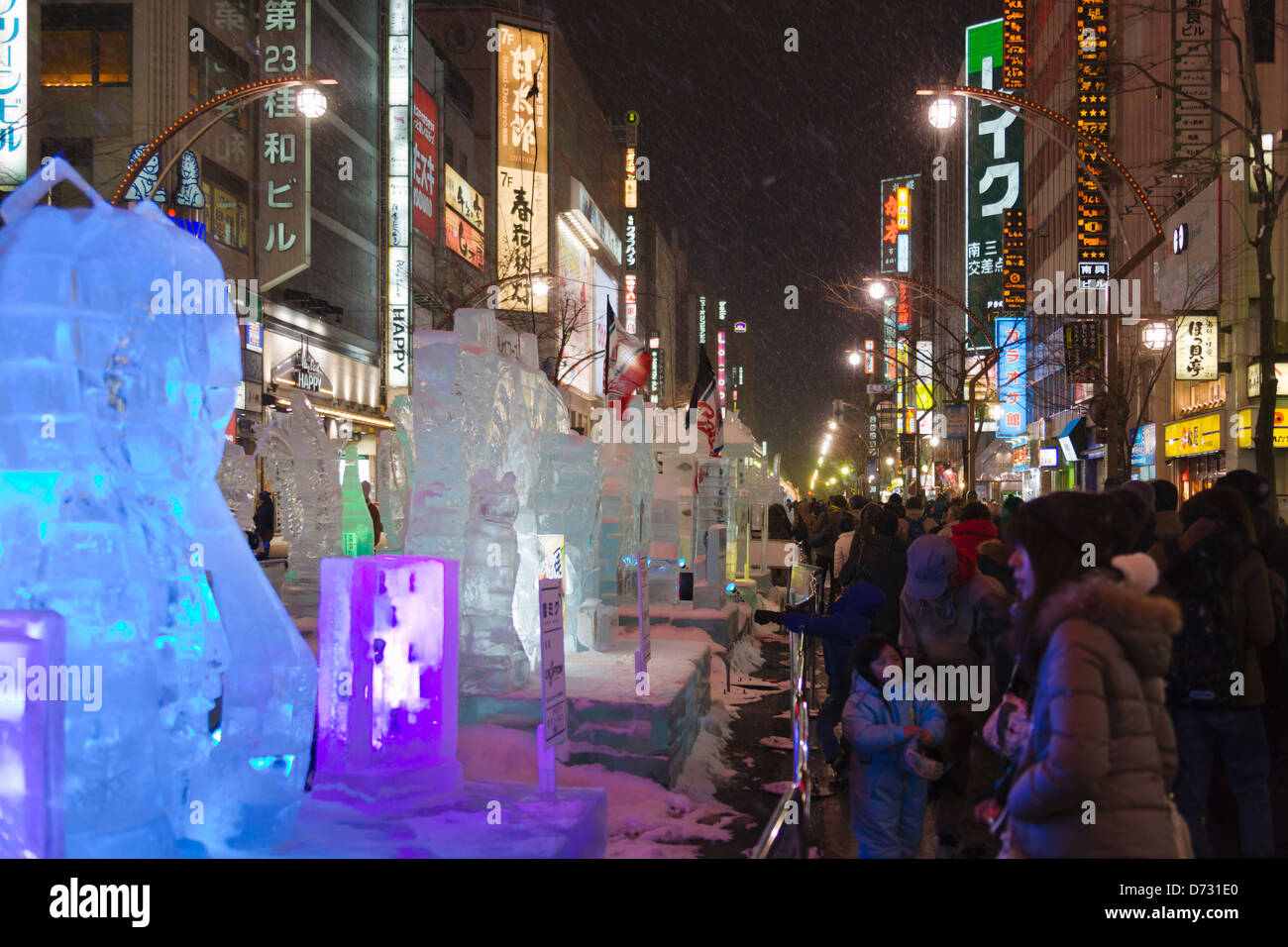 Vista notturna di sculture di ghiaccio lungo la strada, Sapporo Snow Festival, Sapporo, Hokkaido, Giappone Foto Stock