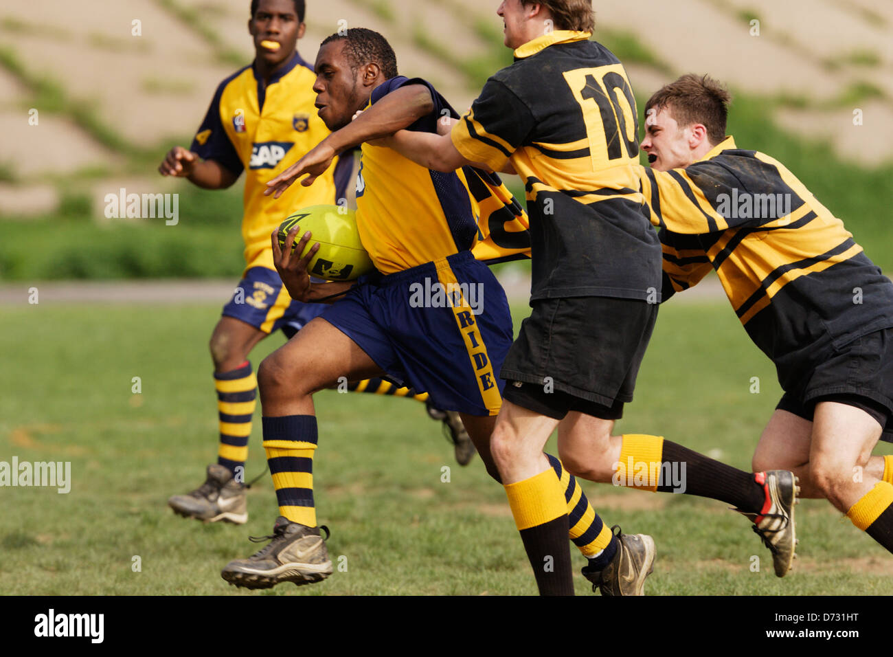 Un Hyde School il giocatore porta la palla contro John Carroll High School durante una partita di rugby al Cardozo High School campo. Foto Stock