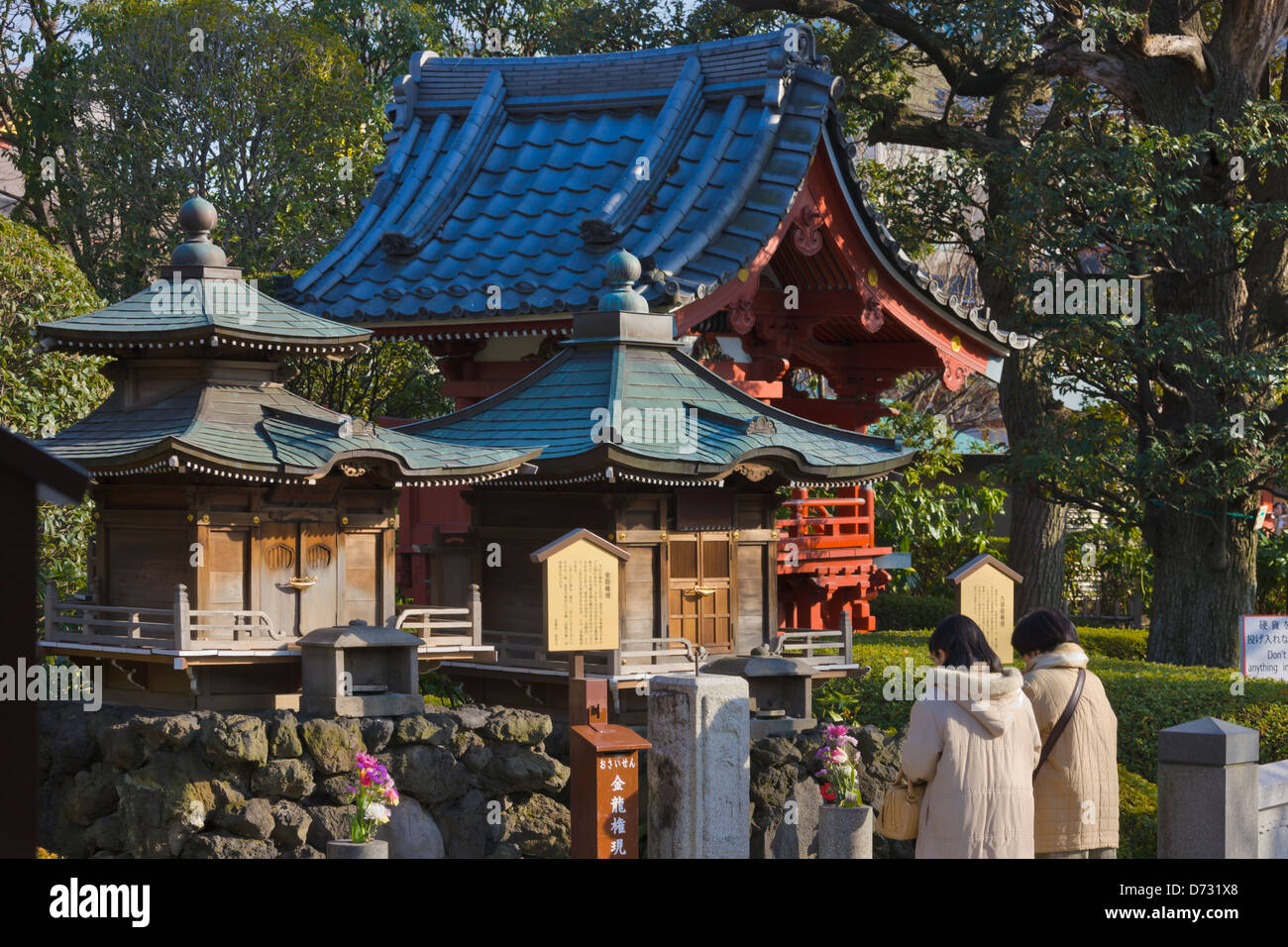 Turisti nel Tempio di Asakusa Kannon (Tempio di Senso-ji), Tokyo, Giappone Foto Stock