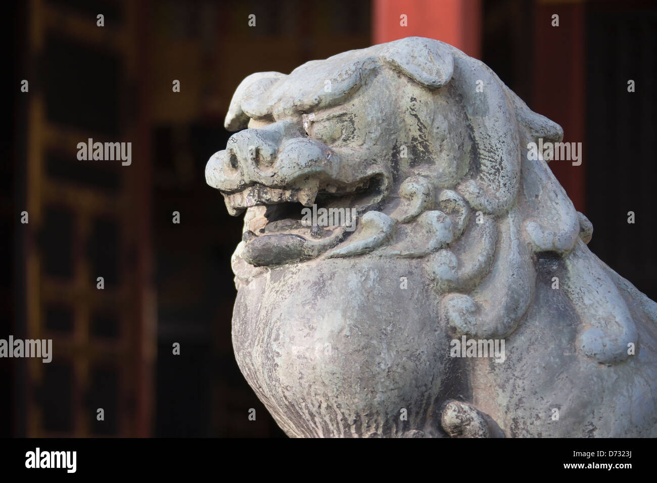 Lion statua nel Tempio di Asakusa Kannon (Tempio di Senso-ji), Tokyo, Giappone Foto Stock