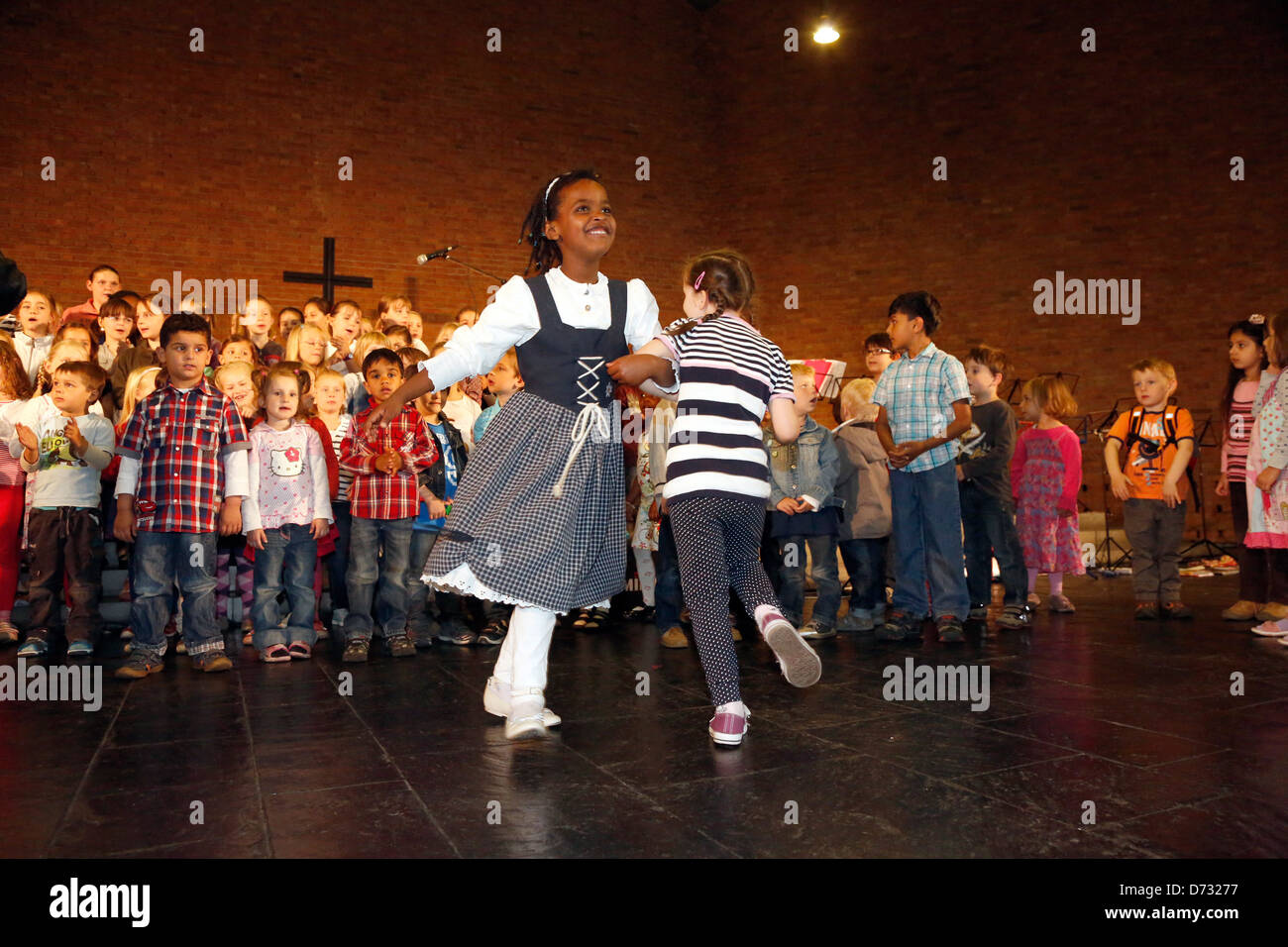Bochum, Germania, cantare Giorno della canzone, la scuola dei bambini a causa dell'orlo-scuola di danza presso la Chiesa di Cristo Foto Stock
