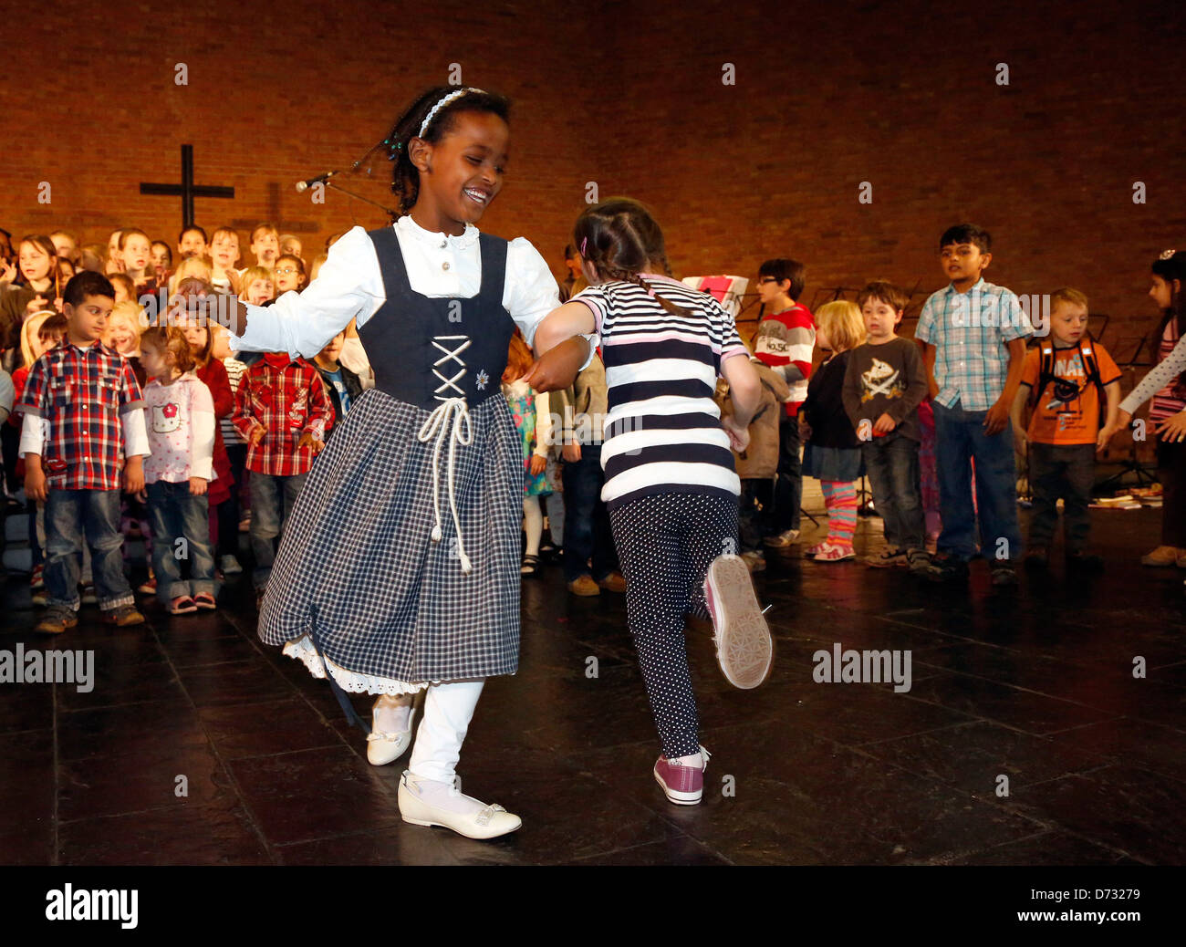 Bochum, Germania, cantare Giorno della canzone, la scuola dei bambini a causa dell'orlo-scuola di danza presso la Chiesa di Cristo Foto Stock