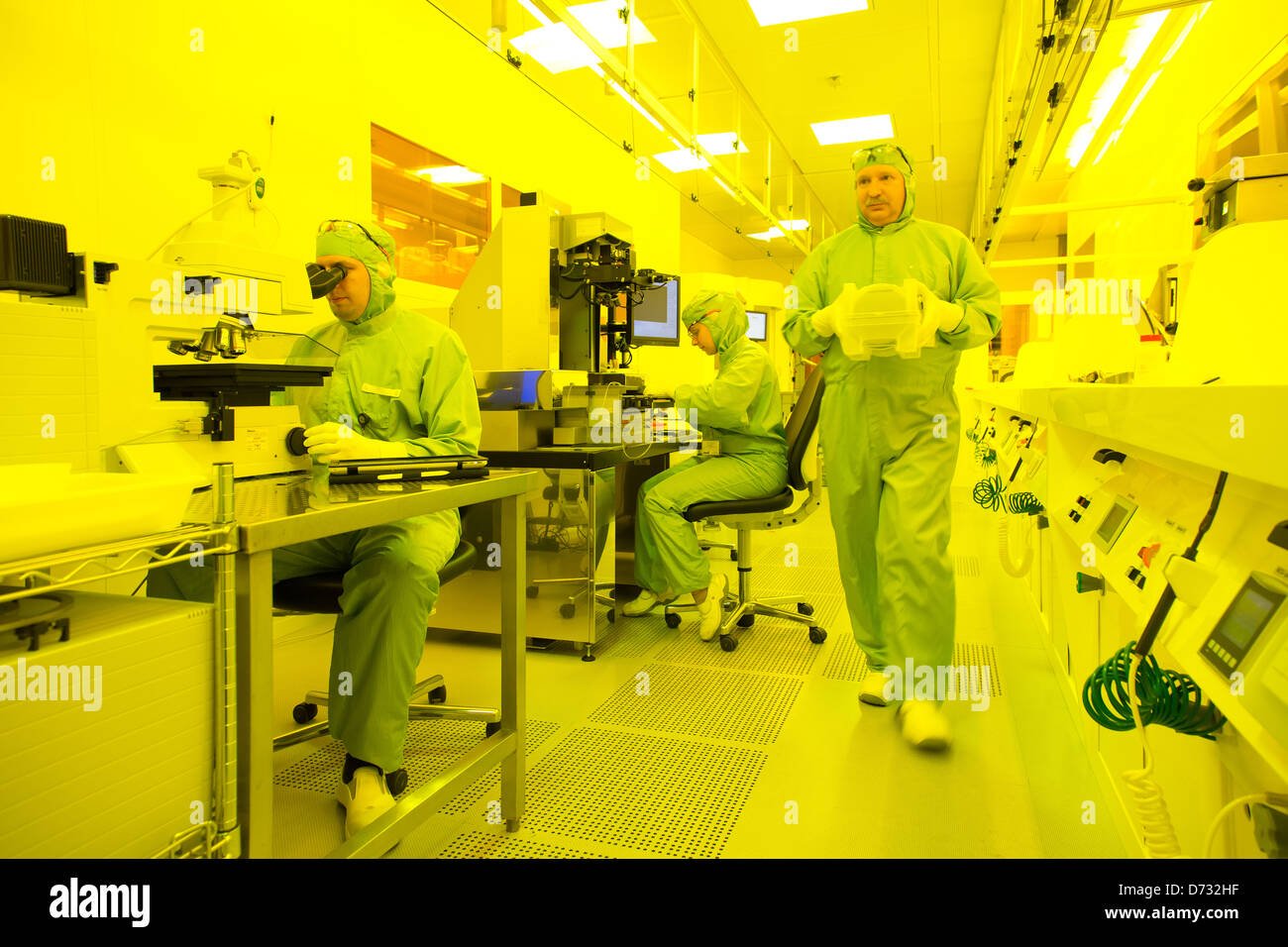 Dortmund, Germania, gli scienziati a iX-lavoro in fabbrica nelle clean room Foto Stock