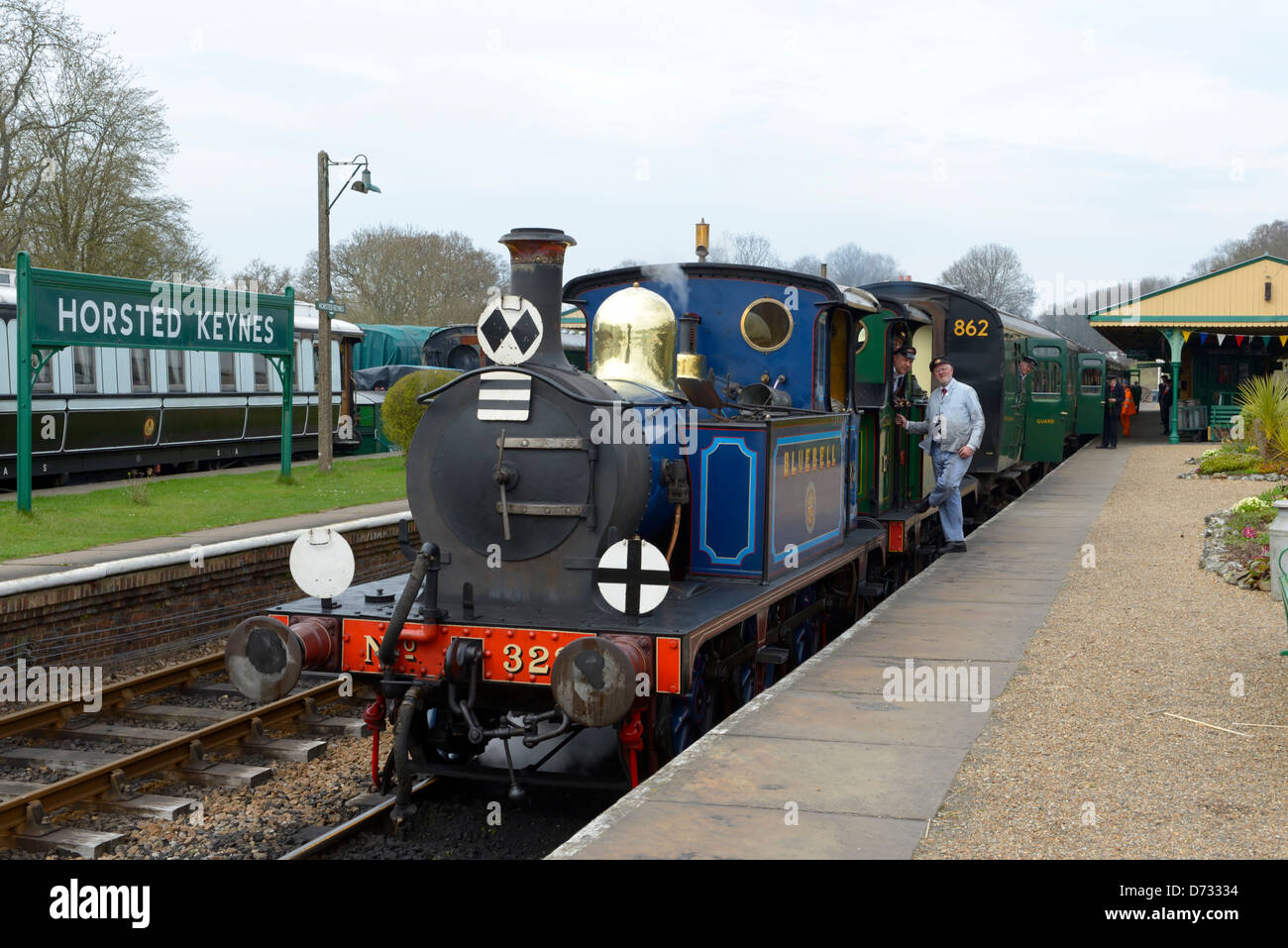 Una linea di ferrovia Bluebell locomotiva Alla Horsted Keynes restaurata stazione edoardiana, West Sussex, Regno Unito Foto Stock