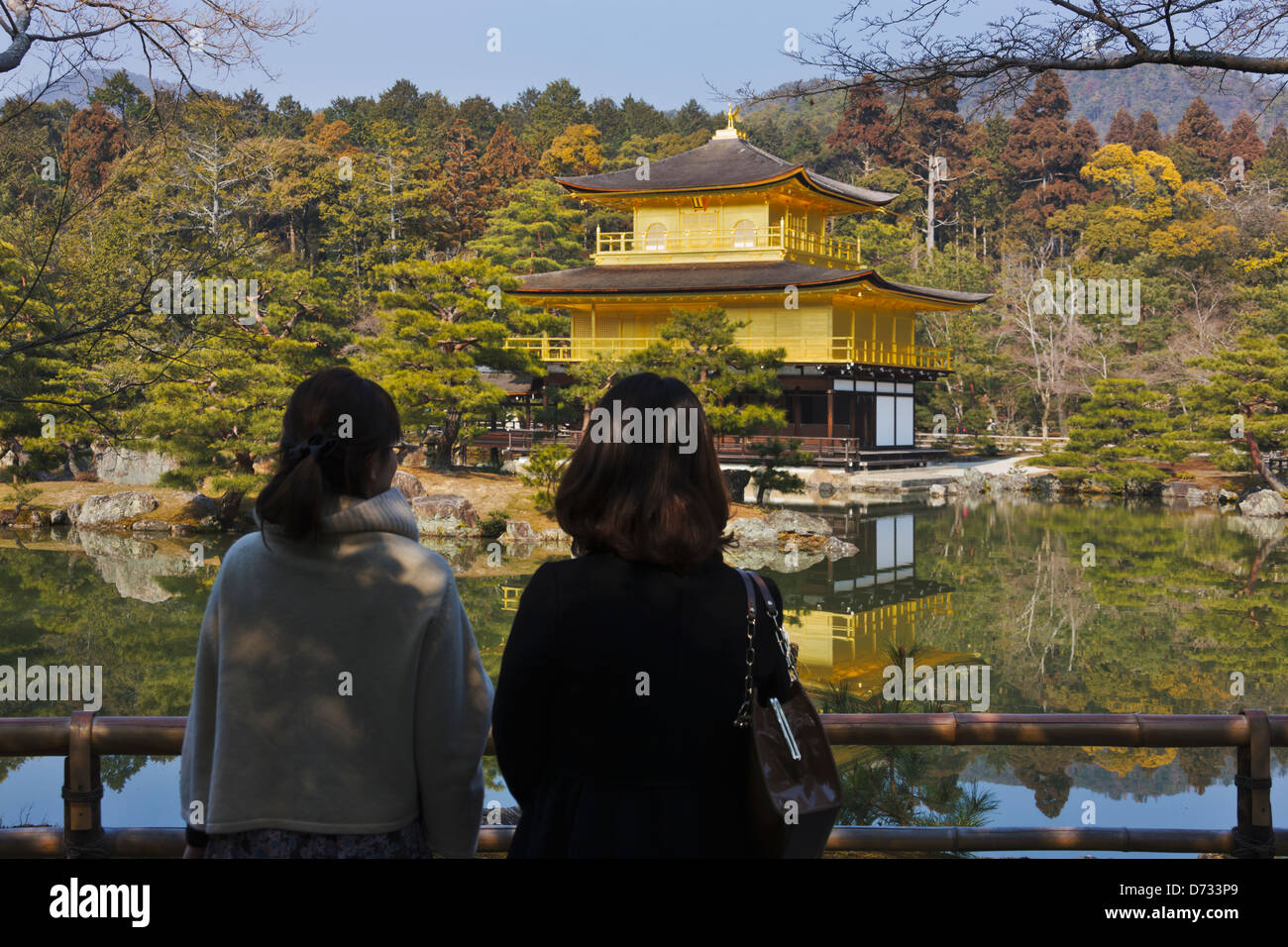 I turisti a guardare il Padiglione Dorato, Kinkaku-ji (noto anche come Rokuon-ji Tempio), Kyoto, Giappone Foto Stock