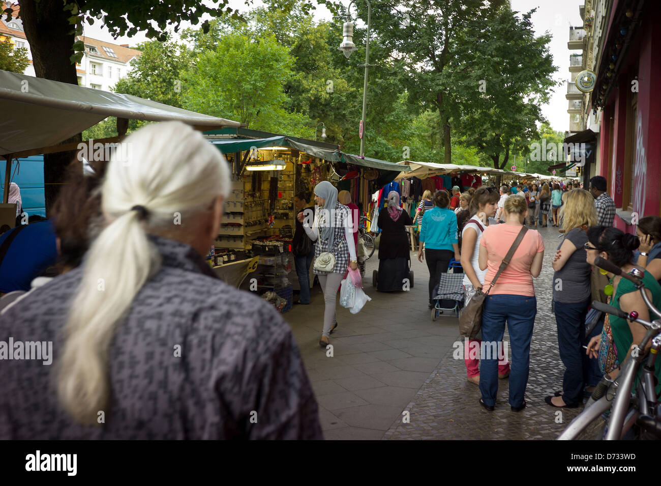 Berlino, Germania, i visitatori del Tuerkenmarkt, mercato del venerdì, Maybachufer Foto Stock