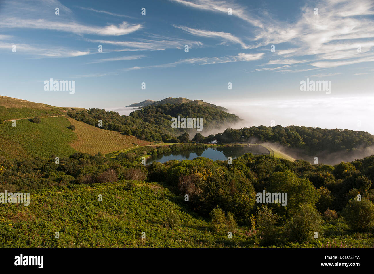 Il Malvern Hills guardando a nord dalla vasta verso il basso che si affaccia sul serbatoio con British Camp a sinistra. Foto Stock