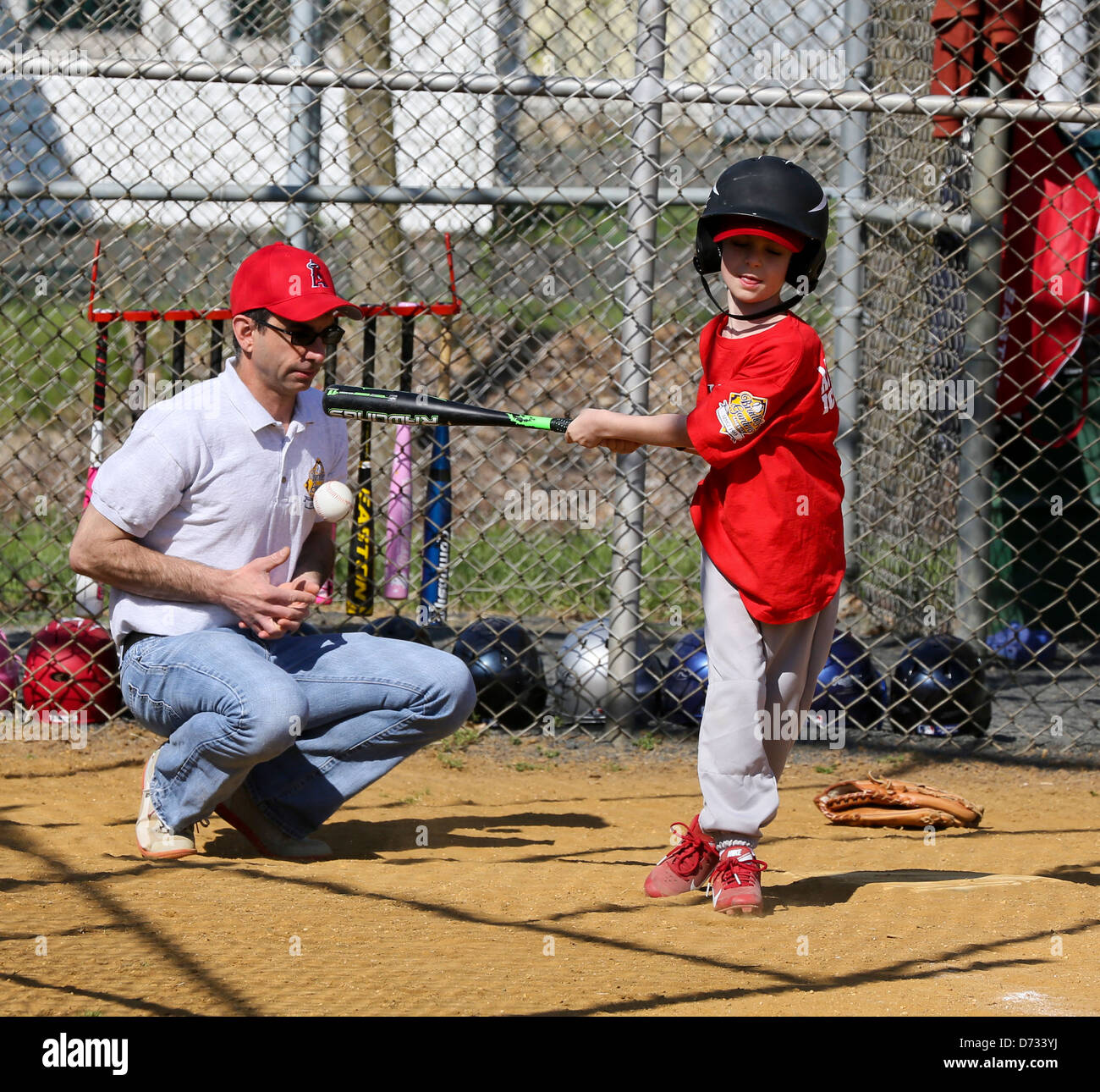 Swinging ad una partita di baseball. Little League la sfera a t t-ball. Foto Stock