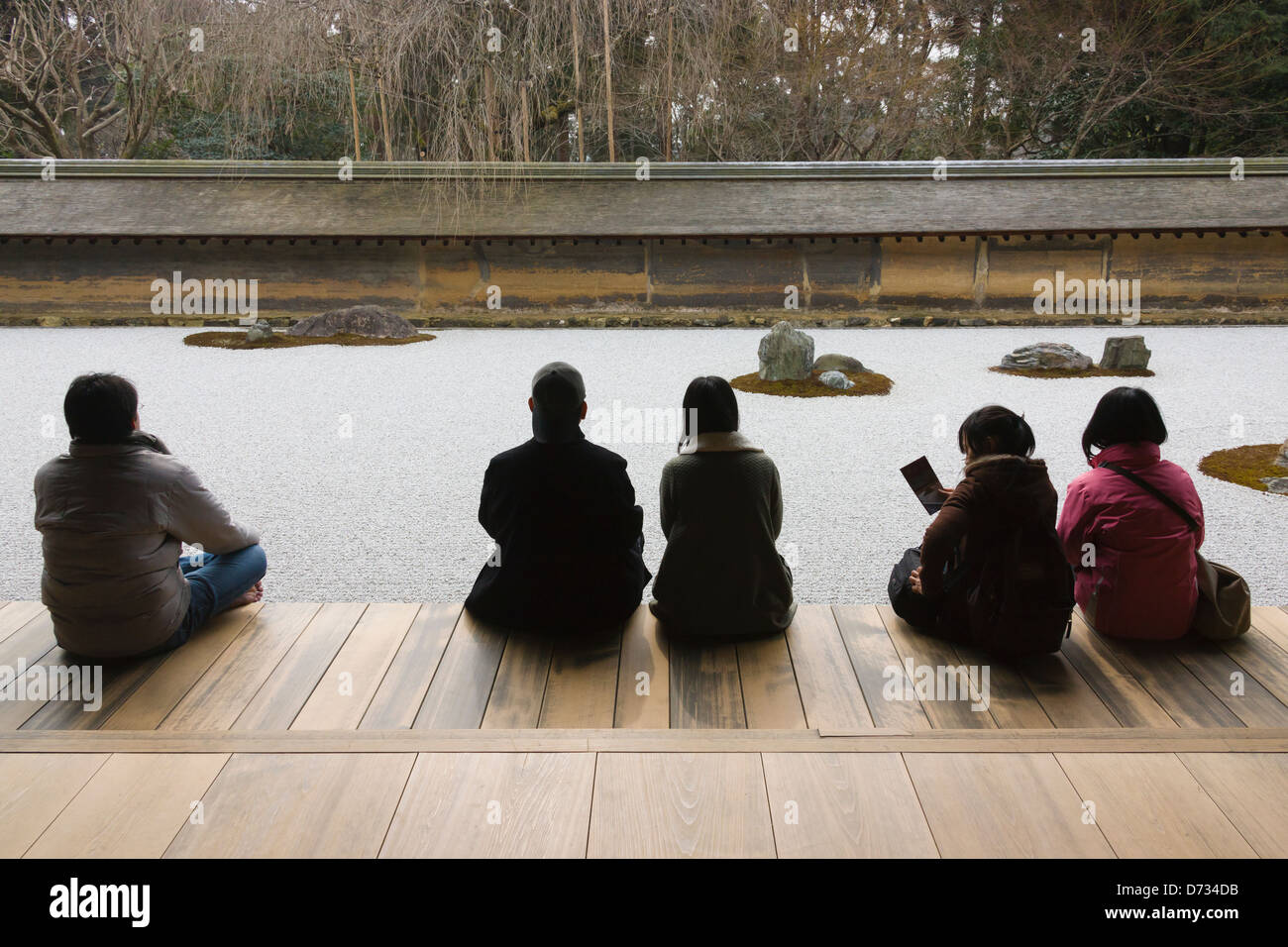 I turisti a guardare il giardino Zen in Tofuku-ji, Kyoto, Giappone Foto Stock