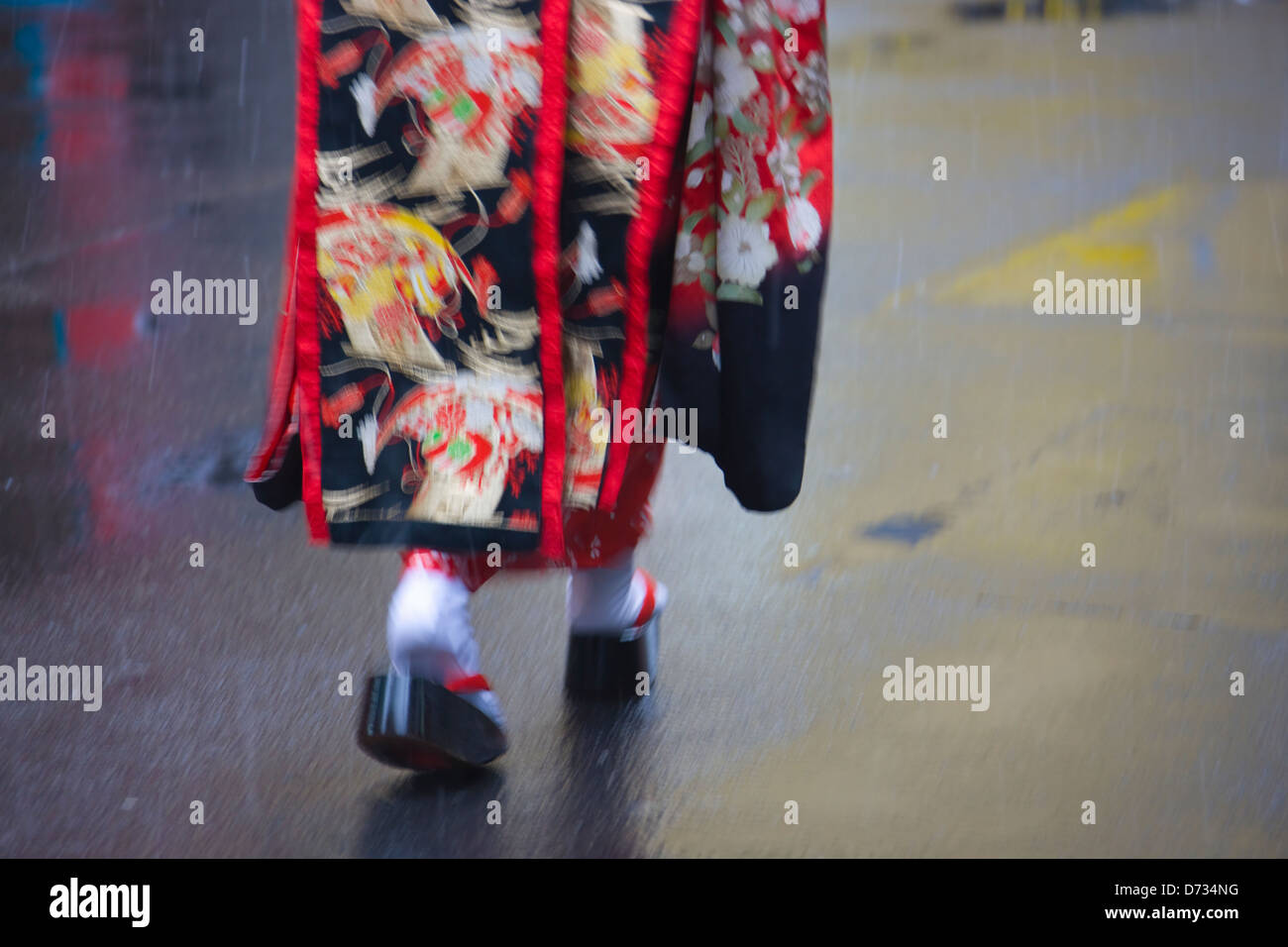 Geisha in kimono camminare sulla strada, Asakusa, Tokyo, Giappone Foto Stock