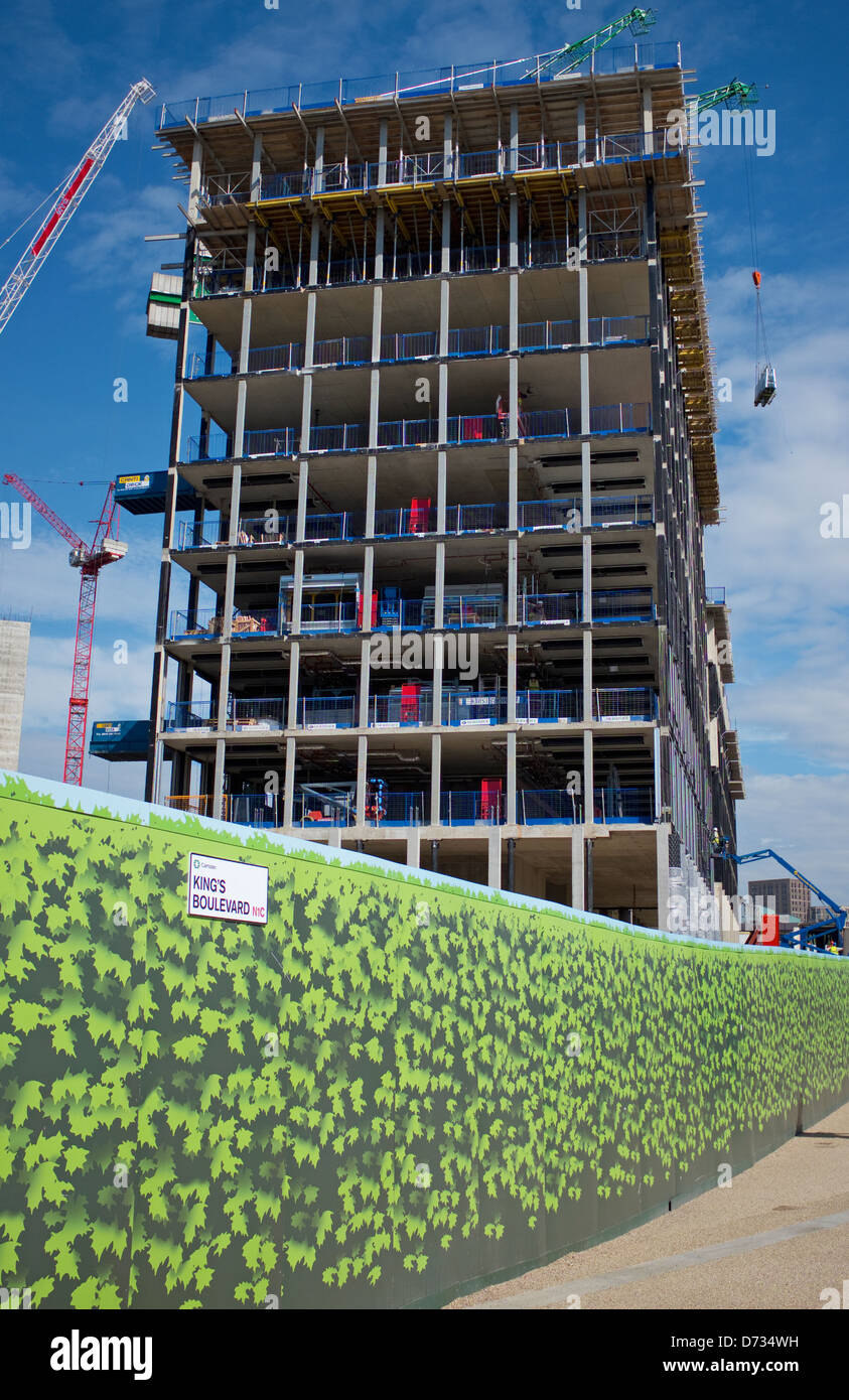 Gru e costruzione suddivisa da una foglia murale parete temporanea su re Boulevard, Kings Cross, London Foto Stock