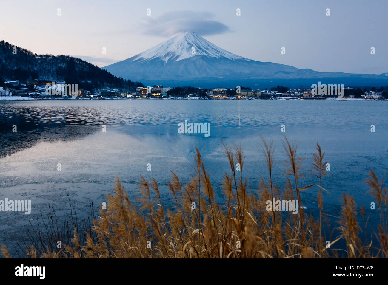 Mt. Fuji con lago Kawaguchiko, Giappone Foto Stock