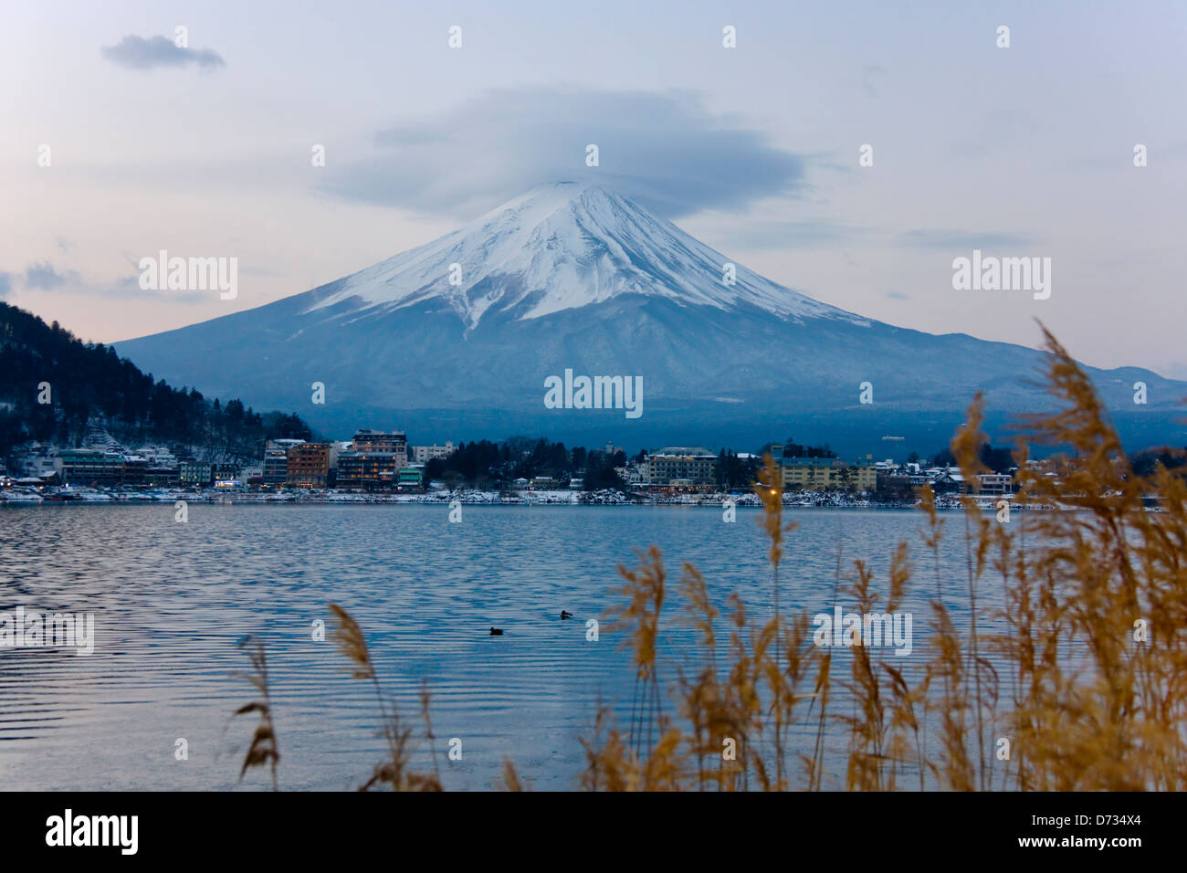 Mt. Fuji con lago Kawaguchiko, Giappone Foto Stock