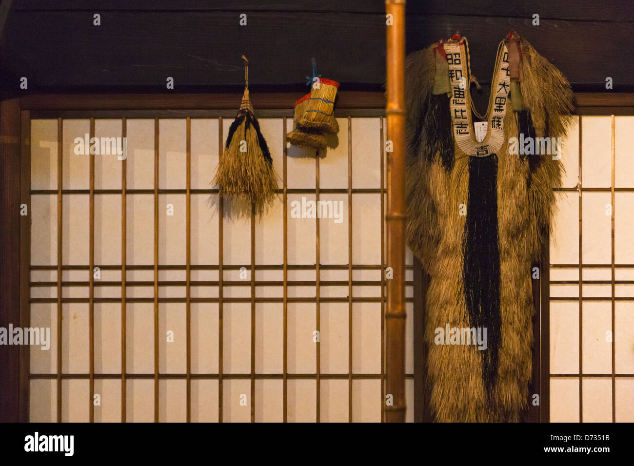 Utensili di paglia appesi sulla casa, Yokote, Prefettura di Akita, Giappone Foto Stock