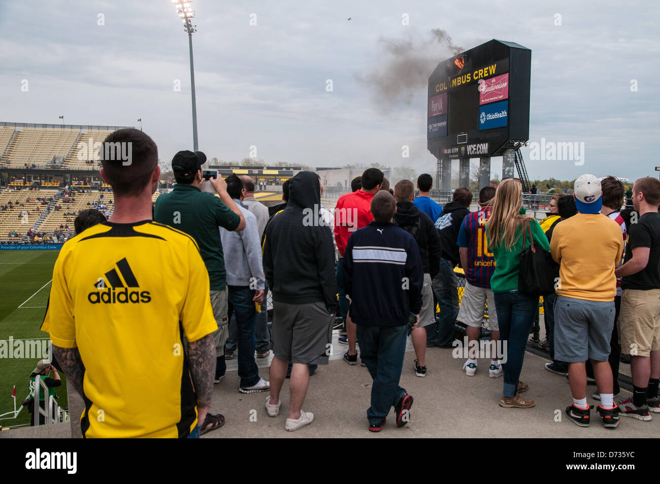 Columbus, Oh: poco prima del calcio di inizio di un incendio scoppia nel quadro di valutazione del Columbus Crew team MLS. I vigili del fuoco sono rapidamente sulla scena per mettere il fuoco e nessuno si è fatto male. Il gioco tra il Columbus e DC è in ritardo di 50 minuti. Columbus, Oh - Aprile 27, 2013. Foto Stock