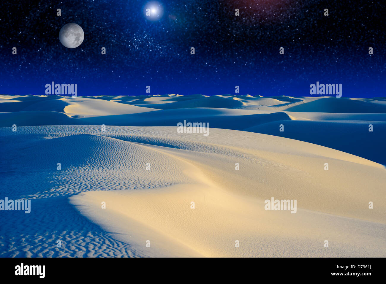 Un composito digitale di una luna crescente su una duna di sabbia. Foto Stock