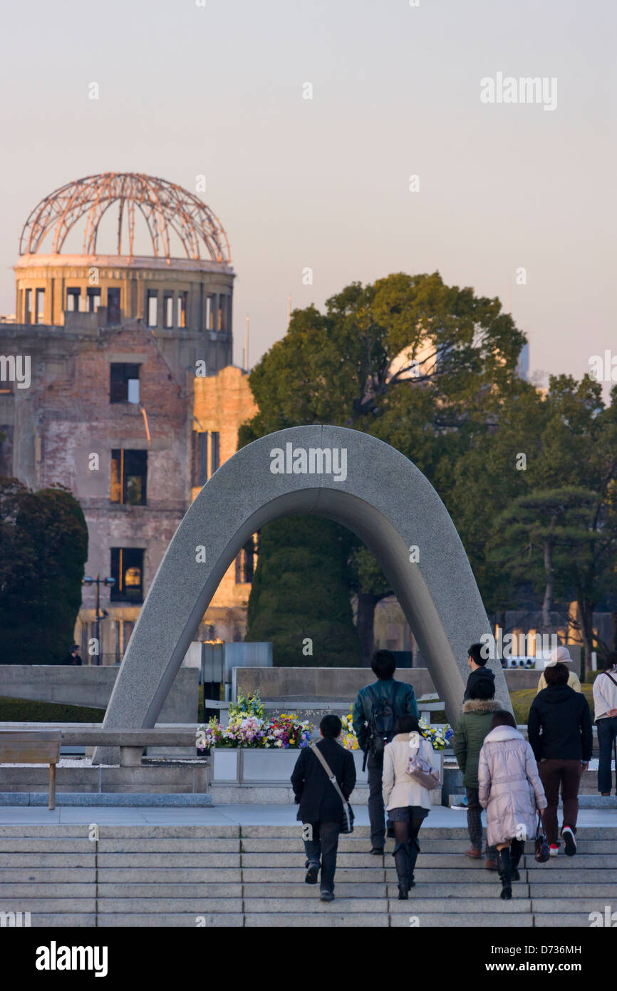 Una Bomba a cupola e il cenotafio di Bomba a vittime di Hiroshima, Giappone Foto Stock