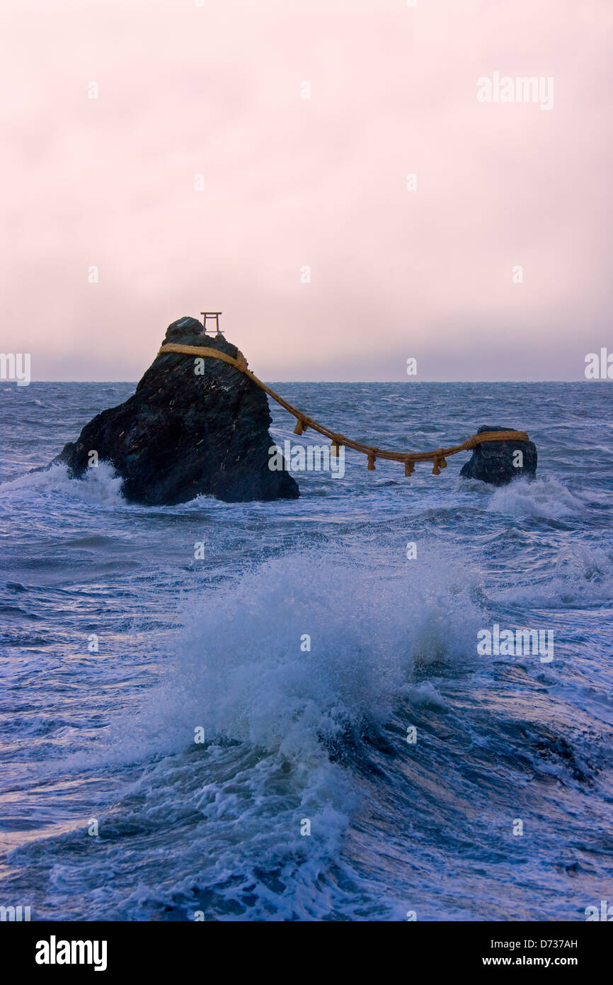 Meoto Iwa, marito-e-Wife-Rocks, nel mare di Futami, Prefettura di Mie, Giappone Foto Stock