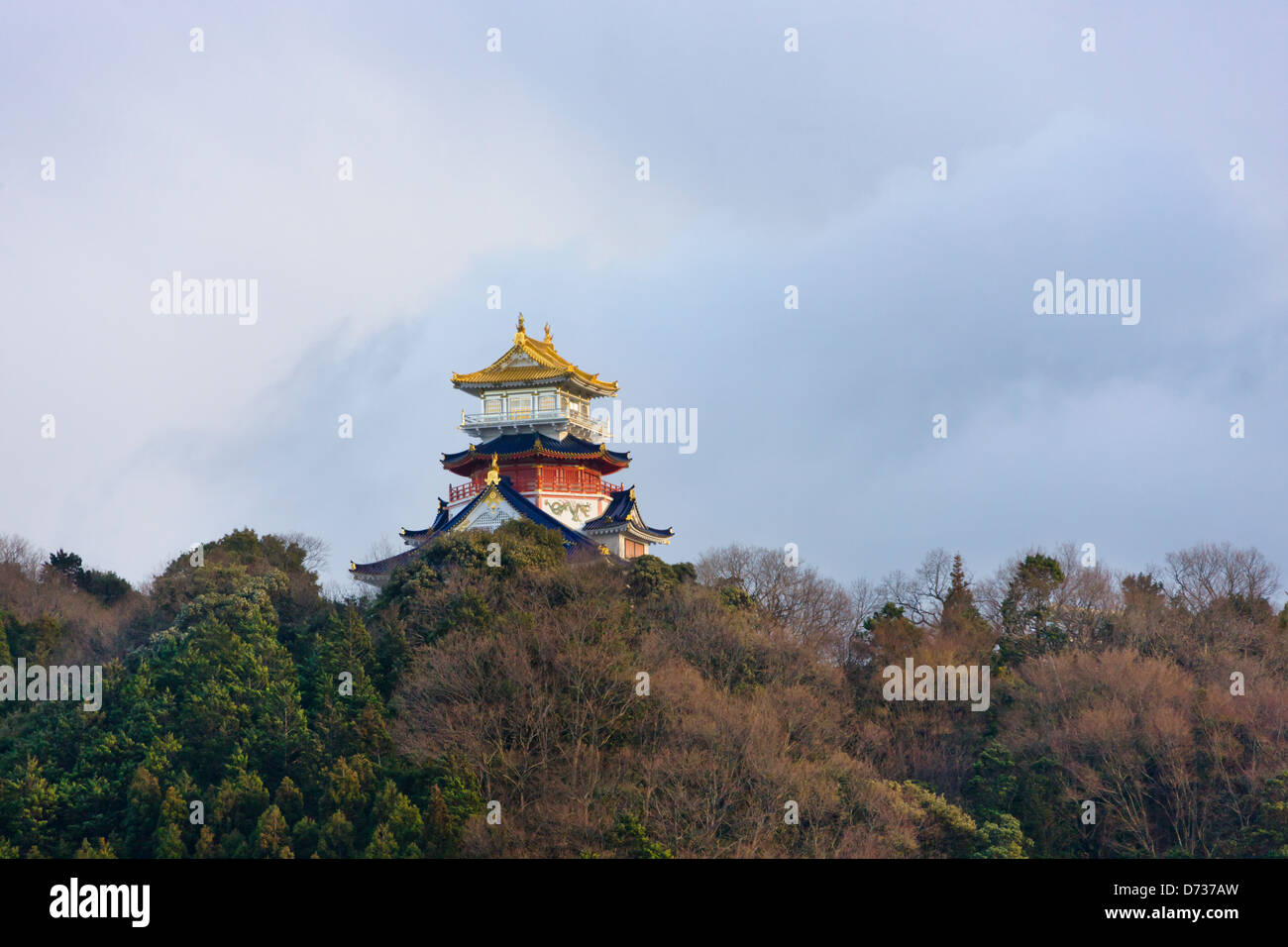 Castello che si erge sulla collina, Futami, Prefettura di Mie, Giappone Foto Stock