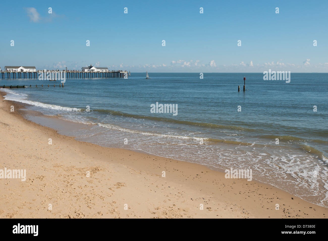 Vista di Southwold Pier dalla spiaggia, Suffolk. Foto Stock