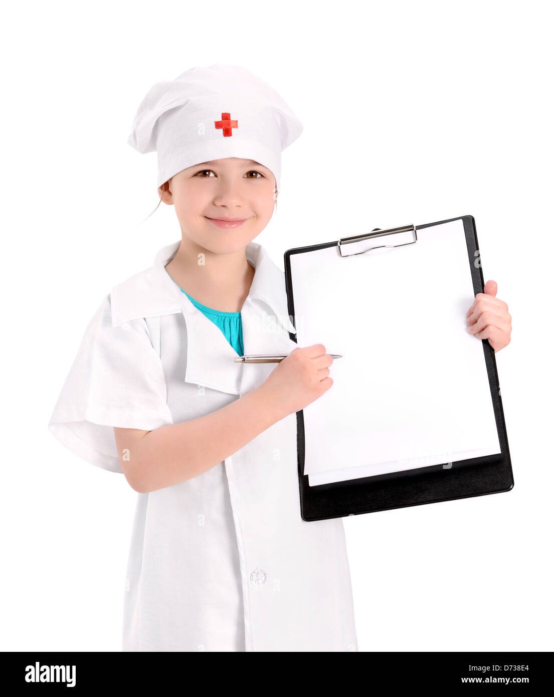 Sorridente bambina indossa come un infermiere su bianco uniforme puntando con penna vuota di un referto medico Foto Stock