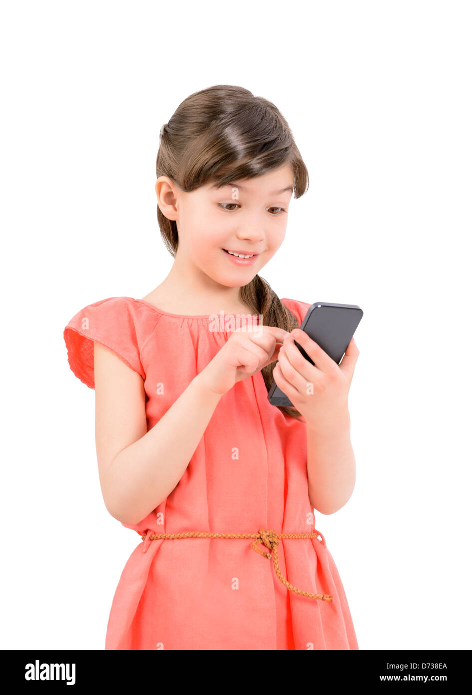 Ti stai chiedendo poco carino ragazza in abito rosso sorpreso con un interessante informazioni su mobile smartphone Foto Stock
