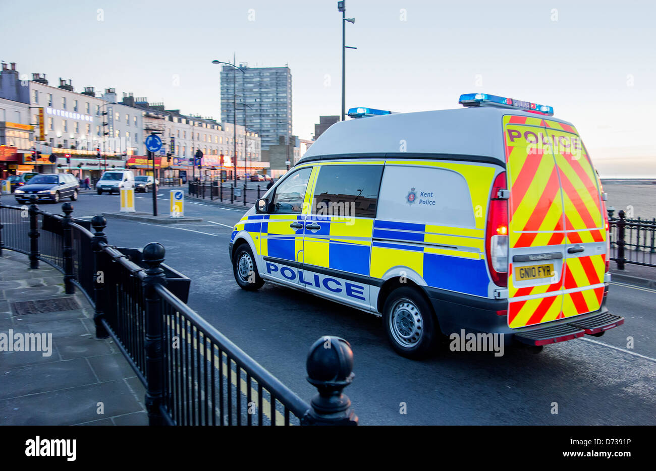Auto della Polizia Van in azione su chiamata lungomare in Margate Foto Stock