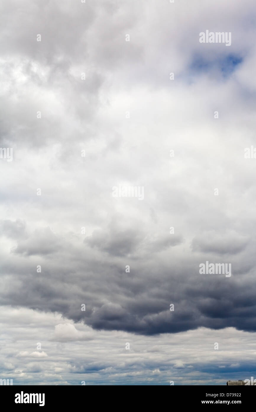 Bassa grigio nuvole di pioggia in primavera Foto Stock