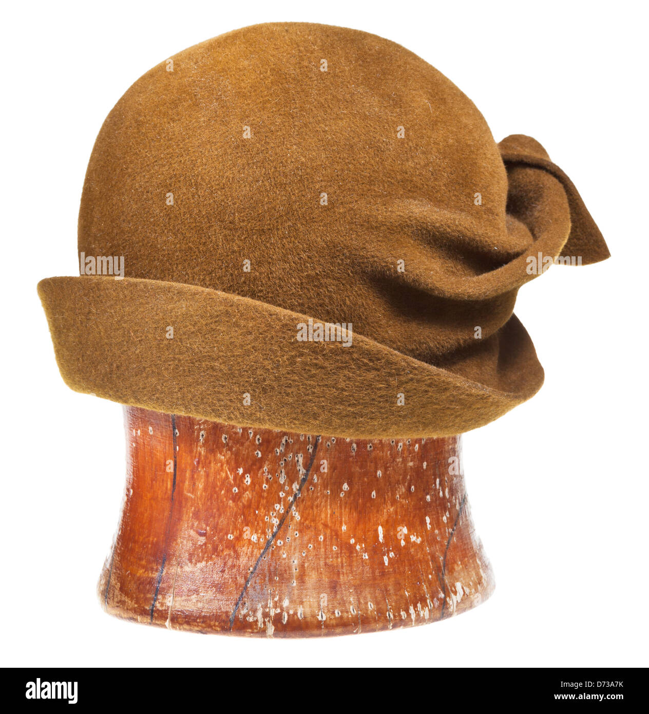 Verde feltro cloche hat decorata da prua sul blocco di legno isolato su sfondo bianco Foto Stock