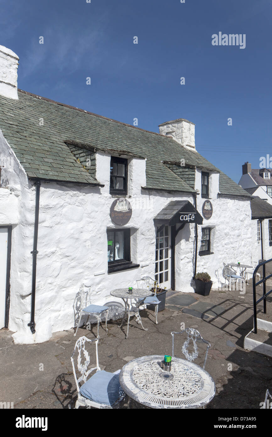 Bianco lavato Cafe nel piccolo villaggio di pescatori di Aberdaron sulla penisola di Llŷn, Galles del Nord, Regno Unito Foto Stock